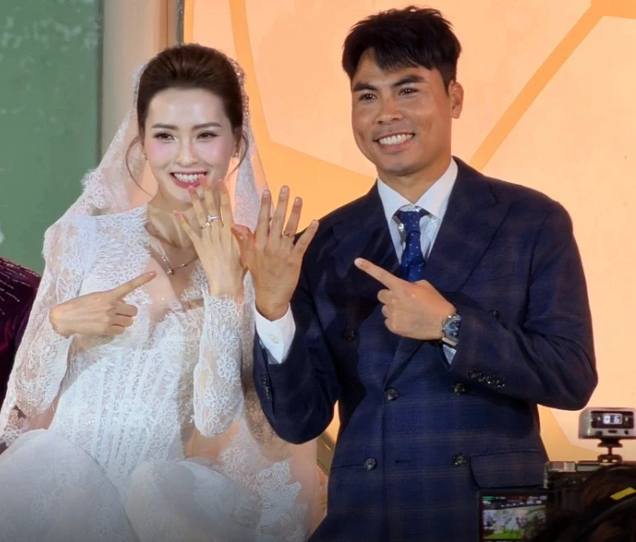 Mẹ vợ làm thơ tặng Đức Huy trong lễ cưới với MC Mù Tạt Mẹ vợ làm thơ tặng Đức Huy trong lễ cưới với MC Mù Tạt