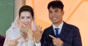Mẹ vợ làm thơ tặng Đức Huy trong lễ cưới với MC Mù Tạt