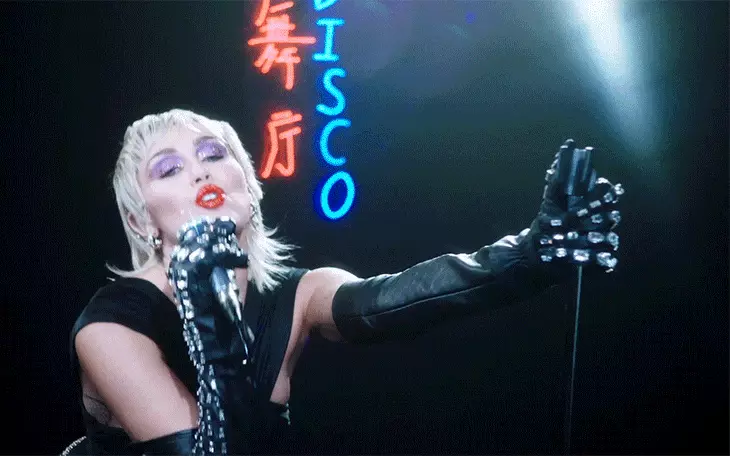 Miley Cyrus kỷ niệm 20 năm chiếu Hannah Montana, lượng người xem tăng 1.000%