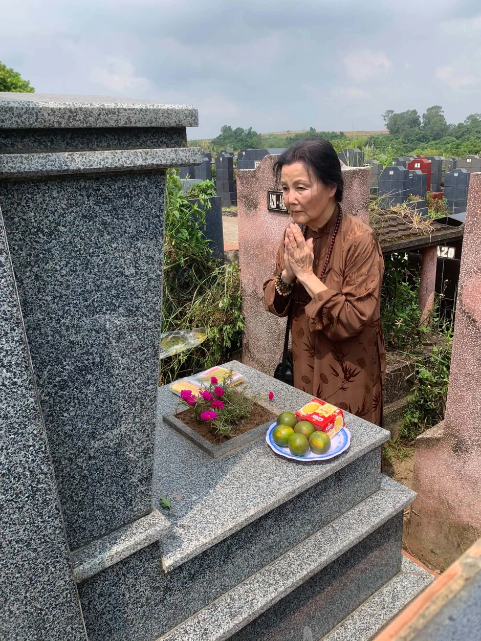 Minh tinh 89 tuổi từ Mỹ về Hà Nội thăm mộ bố ruột: "Bố ơi, con về thăm bố" Minh tinh 89 tuổi từ Mỹ về Hà Nội thăm mộ bố ruột: "Bố ơi, con về thăm bố"