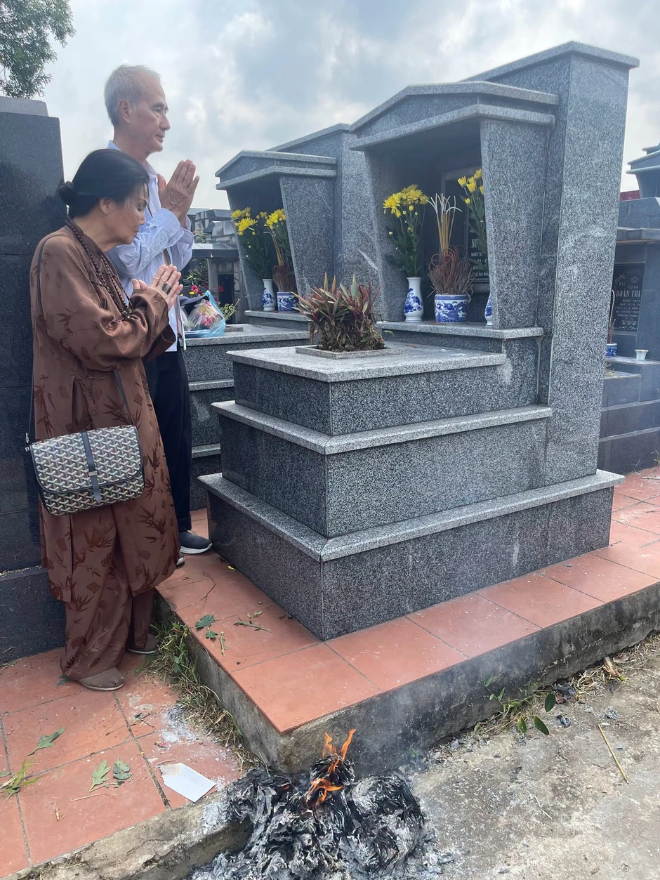 Minh tinh 89 tuổi từ Mỹ về Hà Nội thăm mộ bố ruột: "Bố ơi, con về thăm bố" Minh tinh 89 tuổi từ Mỹ về Hà Nội thăm mộ bố ruột: "Bố ơi, con về thăm bố"
