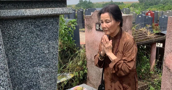 Minh tinh 89 tuổi từ Mỹ về Hà Nội thăm mộ bố ruột: "Bố ơi, con về thăm bố" Minh tinh 89 tuổi từ Mỹ về Hà Nội thăm mộ bố ruột: "Bố ơi, con về thăm bố"