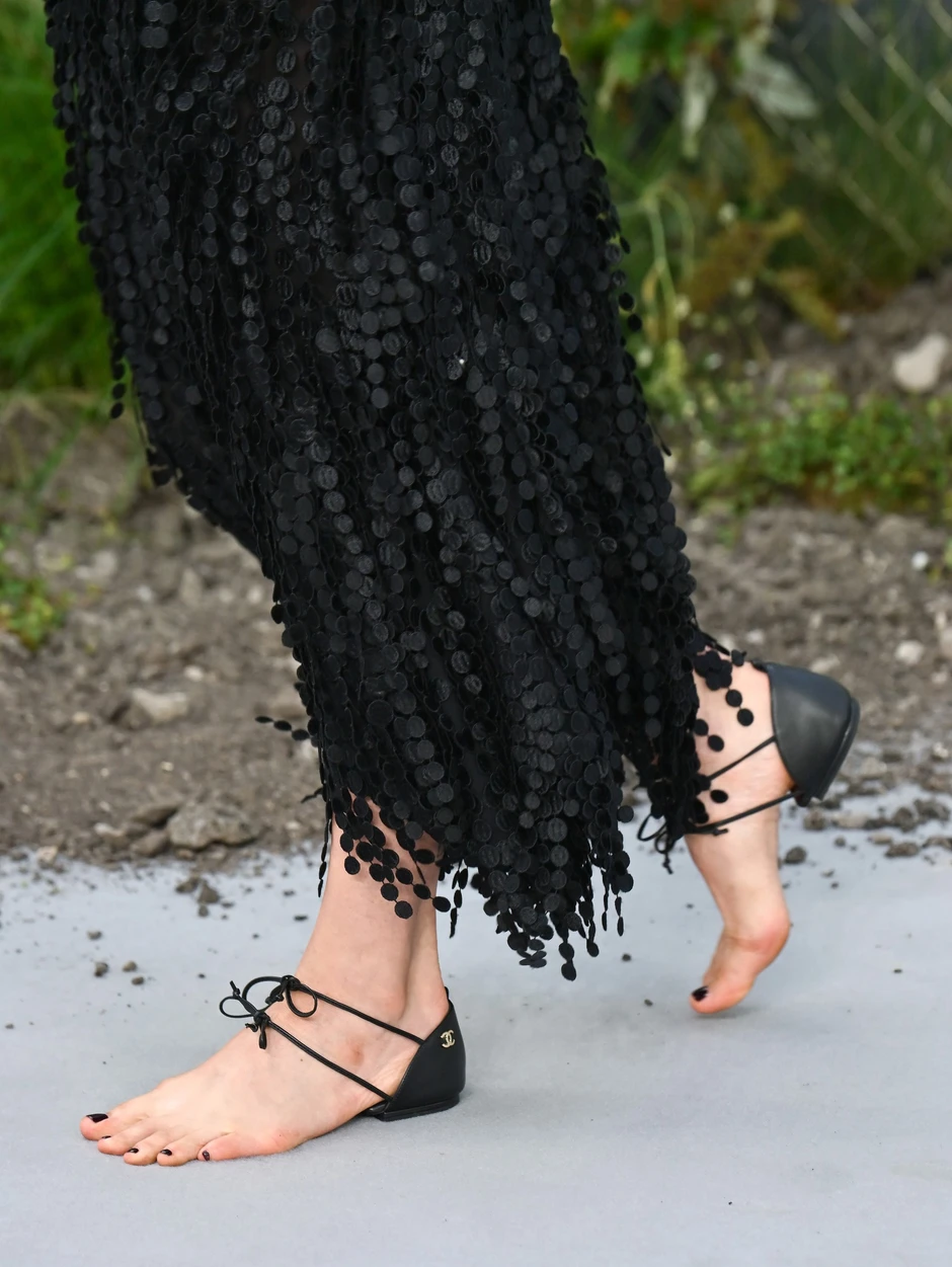 Minh tinh lộ chân bẩn trên thảm đỏ vì đi nửa đôi dép 30 triệu của Chanel