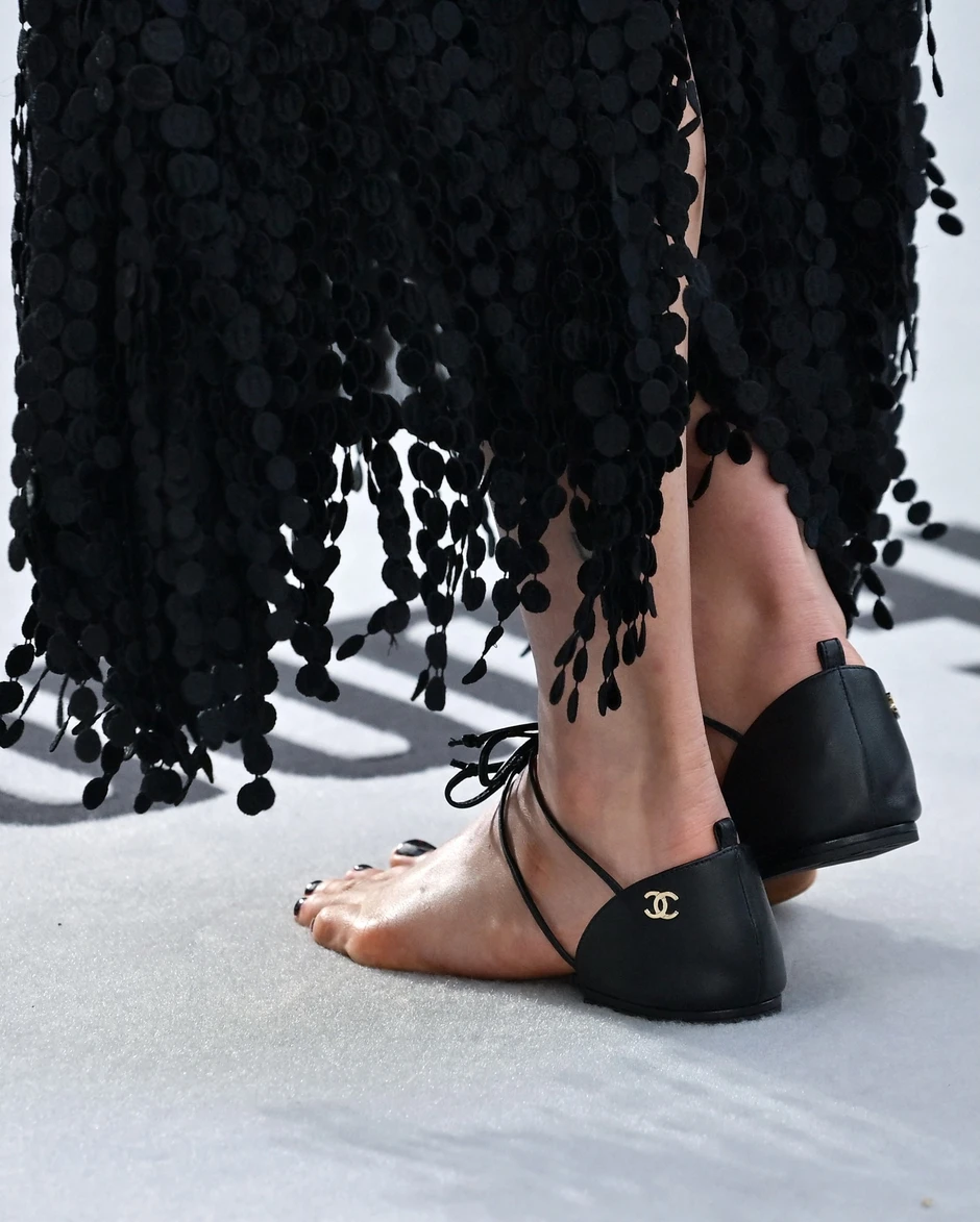 Minh tinh lộ chân bẩn trên thảm đỏ vì đi nửa đôi dép 30 triệu của Chanel