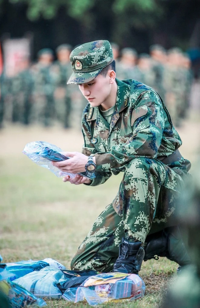 Minh tinh - sĩ quan đặc công nên duyên nhờ show nhập ngũ: "Chân mệnh thiên tử của em là anh hùng đúng nghĩa" Minh tinh - sĩ quan đặc công nên duyên nhờ show nhập ngũ: "Chân mệnh thiên tử của em là anh hùng đúng nghĩa"