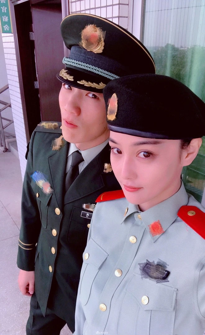 Minh tinh - sĩ quan đặc công nên duyên nhờ show nhập ngũ: "Chân mệnh thiên tử của em là anh hùng đúng nghĩa" Minh tinh - sĩ quan đặc công nên duyên nhờ show nhập ngũ: "Chân mệnh thiên tử của em là anh hùng đúng nghĩa"