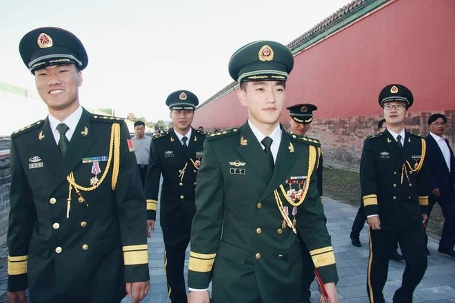 Minh tinh - sĩ quan đặc công nên duyên nhờ show nhập ngũ: "Chân mệnh thiên tử của em là anh hùng đúng nghĩa" Minh tinh - sĩ quan đặc công nên duyên nhờ show nhập ngũ: "Chân mệnh thiên tử của em là anh hùng đúng nghĩa"