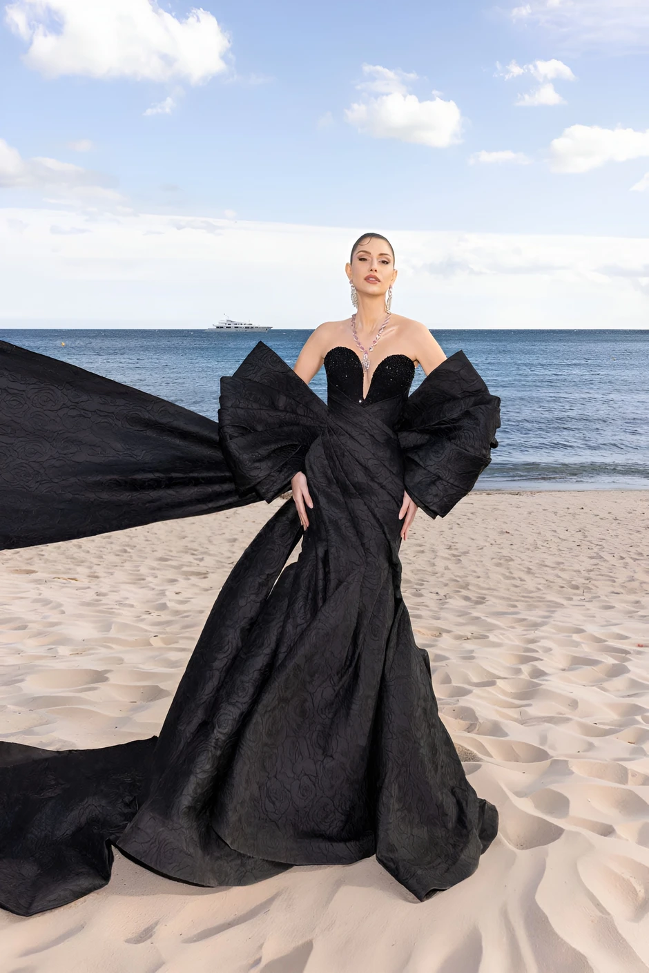 Miss Grand International Isabella Menin quyến rũ tại Cannes với thiết kế “Hoa lan đen” của Lê Thanh Hòa Miss Grand International Isabella Menin quyến rũ tại Cannes với thiết kế “Hoa lan đen” của Lê Thanh Hòa