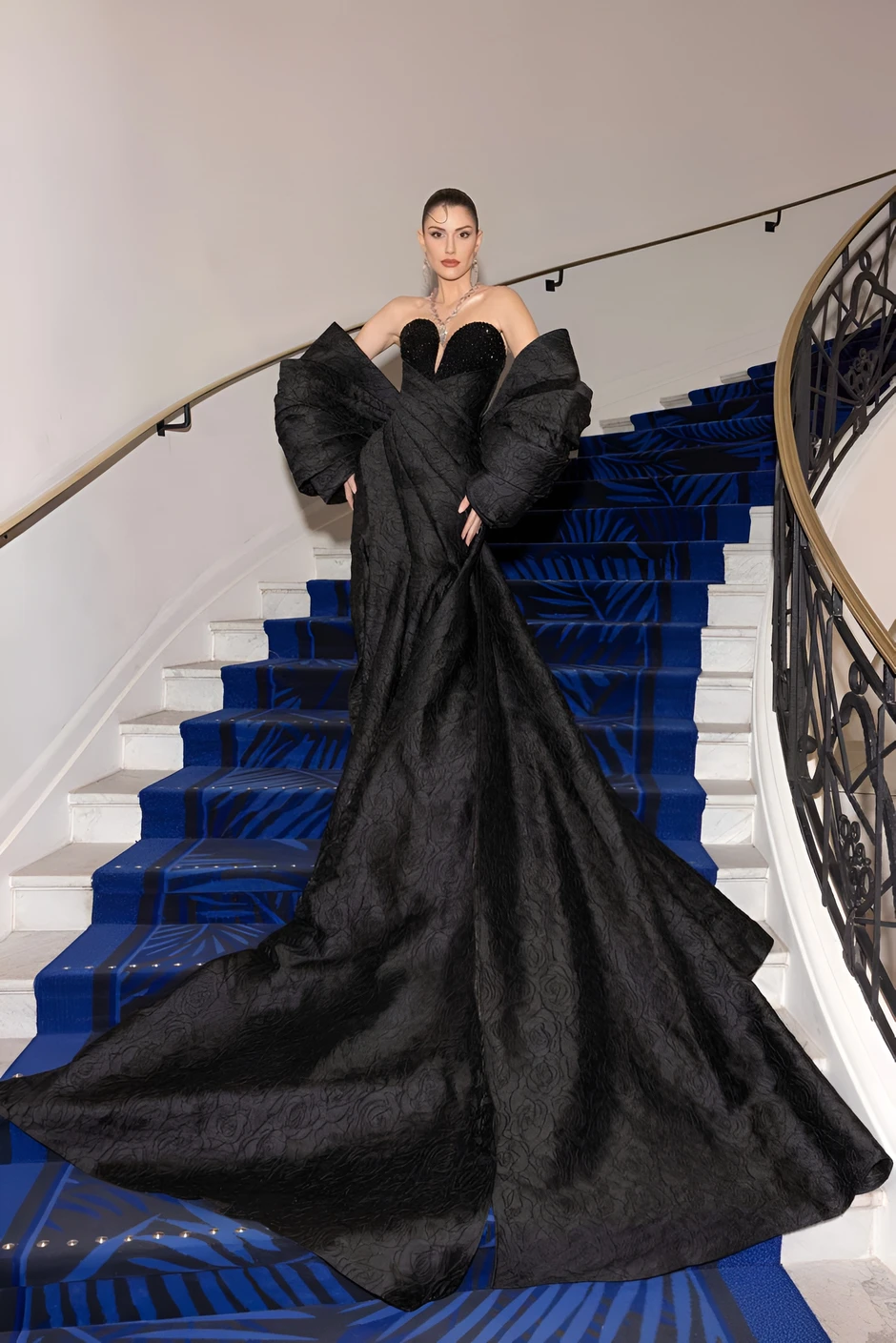 Miss Grand International Isabella Menin quyến rũ tại Cannes với thiết kế “Hoa lan đen” của Lê Thanh Hòa Miss Grand International Isabella Menin quyến rũ tại Cannes với thiết kế “Hoa lan đen” của Lê Thanh Hòa