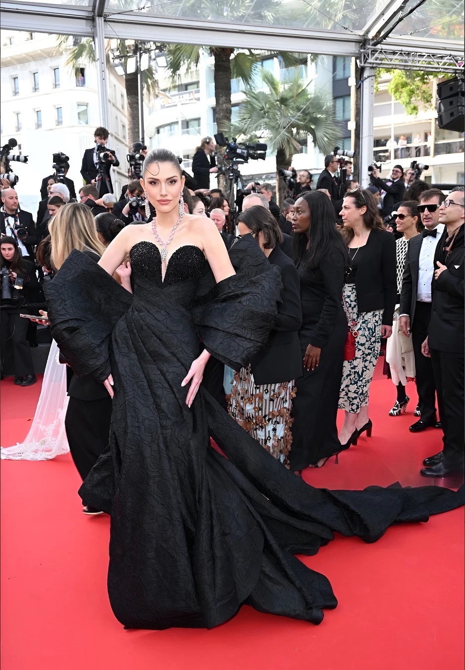 Miss Grand International Isabella Menin quyến rũ tại Cannes với thiết kế “Hoa lan đen” của Lê Thanh Hòa Miss Grand International Isabella Menin quyến rũ tại Cannes với thiết kế “Hoa lan đen” của Lê Thanh Hòa