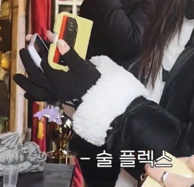 Một bức ảnh của Lisa (BLACKPINK) có giá 16 tỷ đồng Một bức ảnh của Lisa (BLACKPINK) có giá 16 tỷ đồng