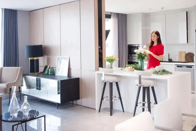 Một hoa hậu Việt đang học lên Tiến sĩ, tự mua cơ ngơi hàng chục tỷ đồng view thẳng ra Hồ Tây Một hoa hậu Việt đang học lên Tiến sĩ, tự mua cơ ngơi hàng chục tỷ đồng view thẳng ra Hồ Tây
