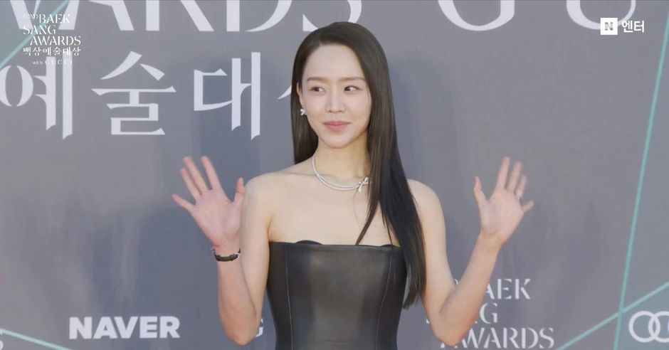 Một mỹ nhân xinh đẹp lâm cảnh khó xử trên thảm đỏ Baeksang, được khen ngời vì gương mặt không chút biến sắc Một mỹ nhân xinh đẹp lâm cảnh khó xử trên thảm đỏ Baeksang, được khen ngời vì gương mặt không chút biến sắc
