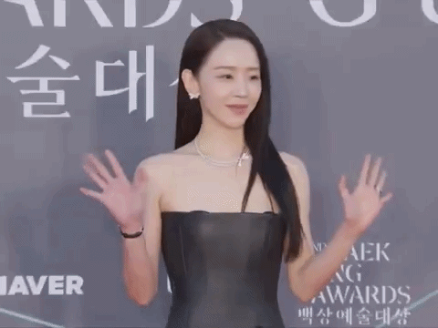Một mỹ nhân xinh đẹp lâm cảnh khó xử trên thảm đỏ Baeksang, được khen ngời vì gương mặt không chút biến sắc Một mỹ nhân xinh đẹp lâm cảnh khó xử trên thảm đỏ Baeksang, được khen ngời vì gương mặt không chút biến sắc
