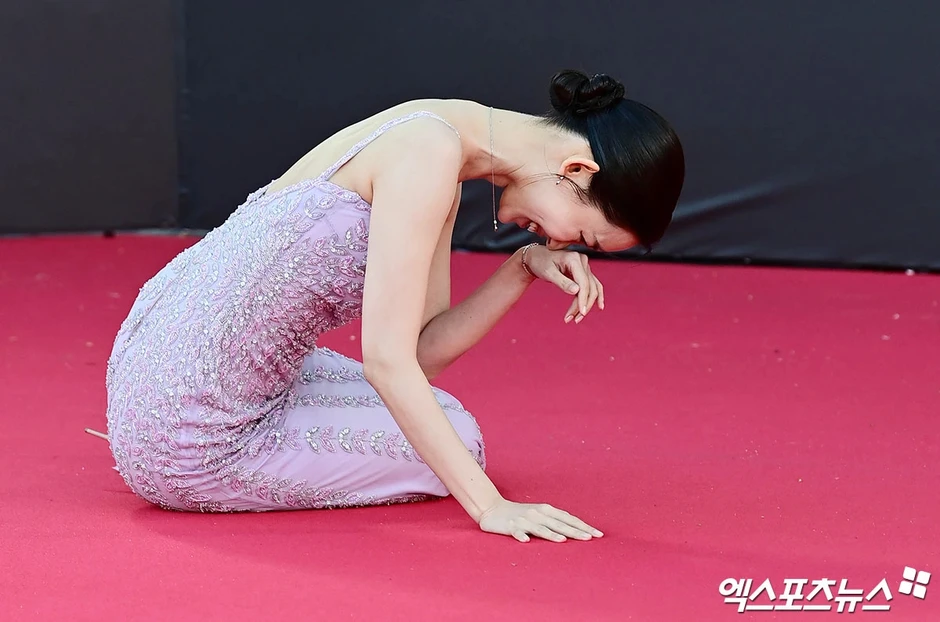 Một mỹ nhân xinh đẹp lâm cảnh khó xử trên thảm đỏ Baeksang, được khen ngời vì gương mặt không chút biến sắc Một mỹ nhân xinh đẹp lâm cảnh khó xử trên thảm đỏ Baeksang, được khen ngời vì gương mặt không chút biến sắc