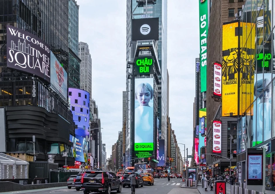 Một nữ nghệ sĩ Việt xuất hiện tại quảng trường Thời Đại ở New York Một nữ nghệ sĩ Việt xuất hiện tại quảng trường Thời Đại ở New York