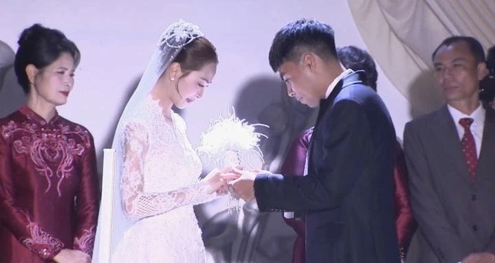 Mù Tạt khóc ở lễ cưới, tiết lộ đến với Đức Huy "không lời tỏ tình, hứa hẹn" Mù Tạt khóc ở lễ cưới, tiết lộ đến với Đức Huy "không lời tỏ tình, hứa hẹn"