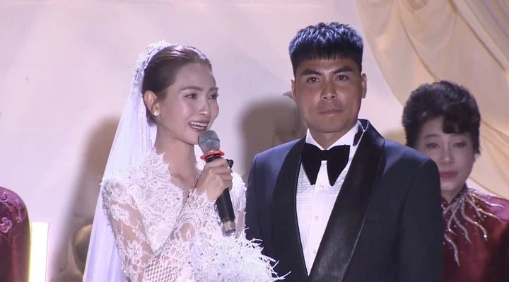 Mù Tạt khóc ở lễ cưới, tiết lộ đến với Đức Huy "không lời tỏ tình, hứa hẹn" Mù Tạt khóc ở lễ cưới, tiết lộ đến với Đức Huy "không lời tỏ tình, hứa hẹn"