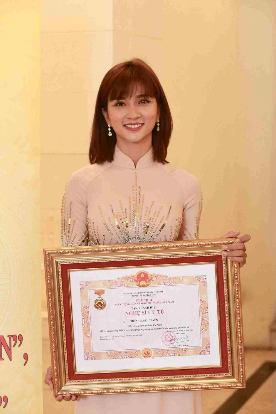 Mức lương của NSƯT đẹp nhất Việt Nam Mức lương của NSƯT đẹp nhất Việt Nam