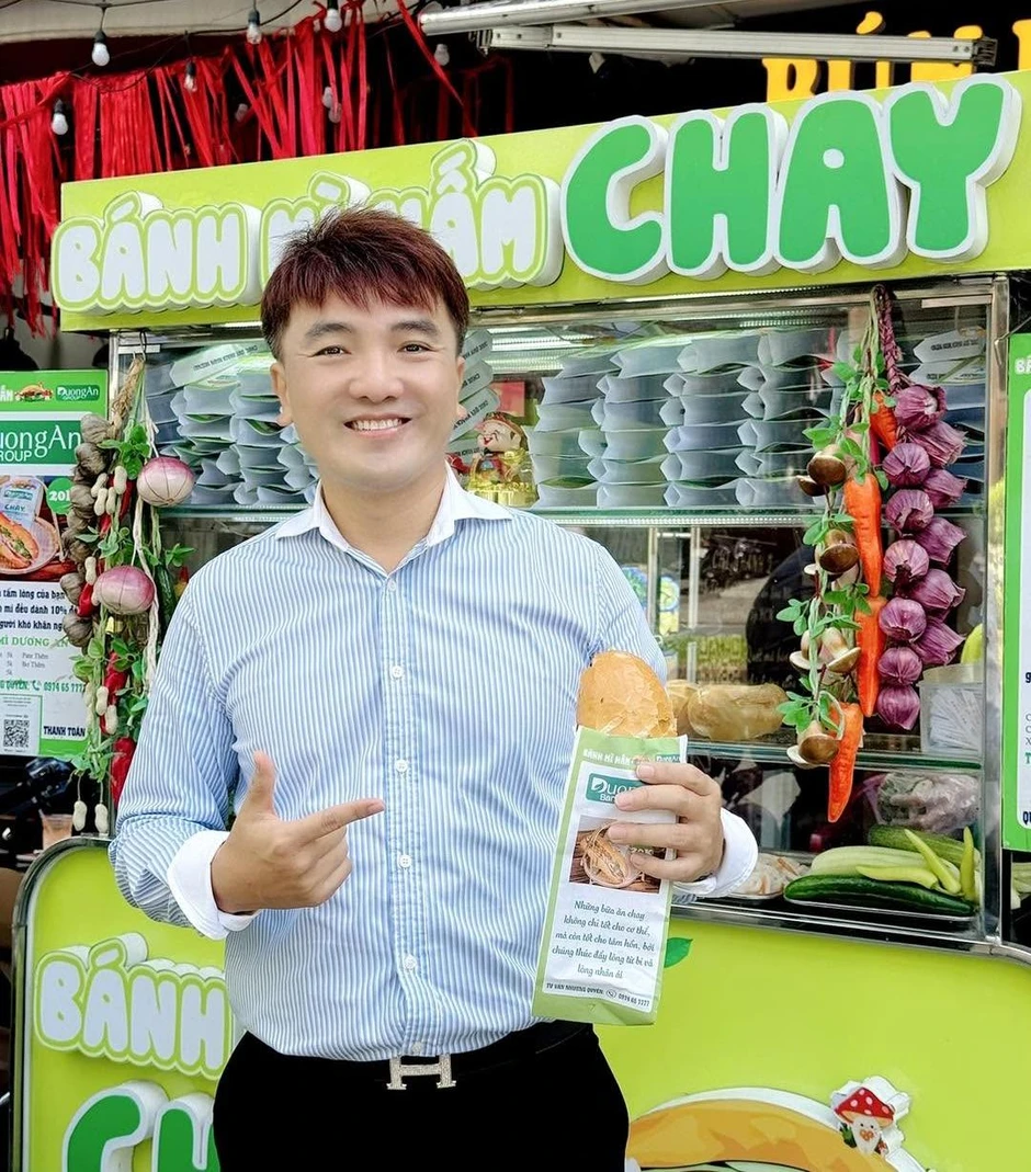 Nam ca sĩ đình đám U50 đi bán bánh mì khắp TP.HCM Nam ca sĩ đình đám U50 đi bán bánh mì khắp TP.HCM