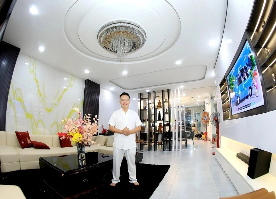 Nam ca sĩ đình đám U50 đi bán bánh mì khắp TP.HCM Nam ca sĩ đình đám U50 đi bán bánh mì khắp TP.HCM