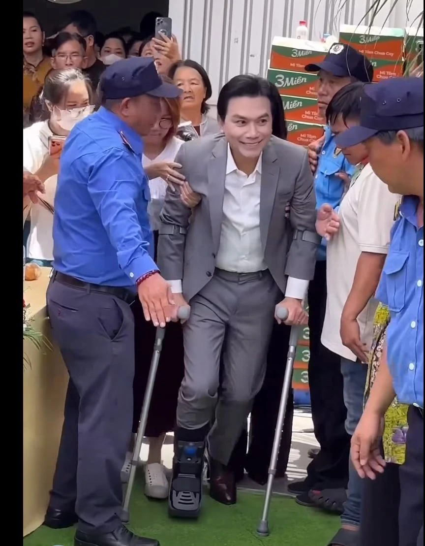 Nam ca sĩ ở Mỹ ra thông báo Nam ca sĩ ở Mỹ ra thông báo
