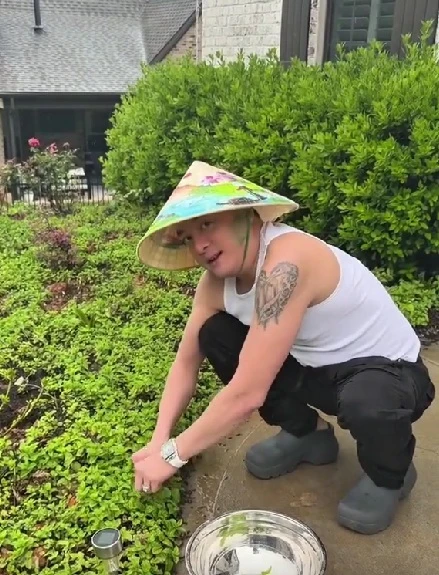 Nam ca sĩ quê Hà Nội ra vườn rau ở Mỹ ngắt hoa tặng người yêu giấu mặt Nam ca sĩ quê Hà Nội ra vườn rau ở Mỹ ngắt hoa tặng người yêu giấu mặt