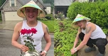 Nam ca sĩ quê Hà Nội ra vườn rau ở Mỹ ngắt hoa tặng người yêu giấu mặt