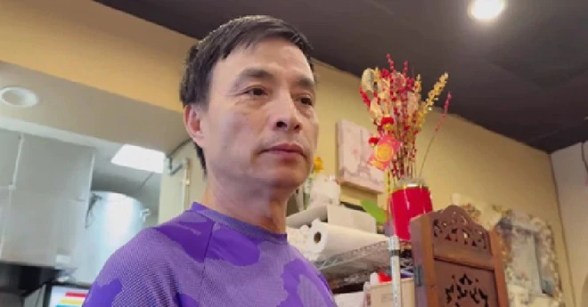 Nam ca sĩ quê Hà Nội sang Mỹ: "Tôi bị trời đày" Nam ca sĩ quê Hà Nội sang Mỹ: "Tôi bị trời đày"