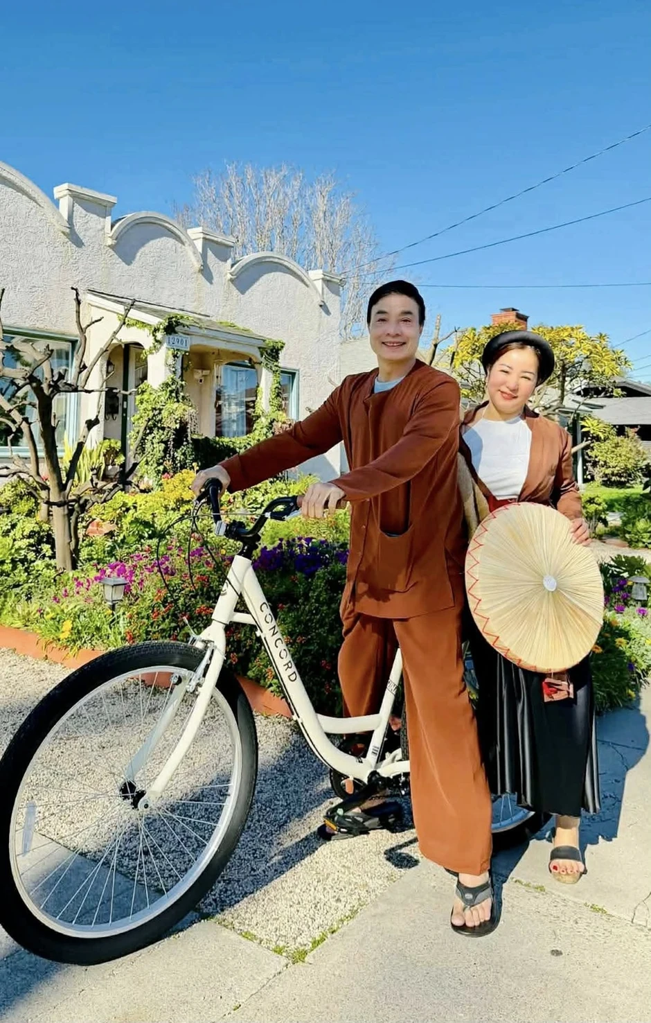 Nam ca sĩ quê Hà Nội sang Mỹ: "Tôi bị trời đày" Nam ca sĩ quê Hà Nội sang Mỹ: "Tôi bị trời đày"