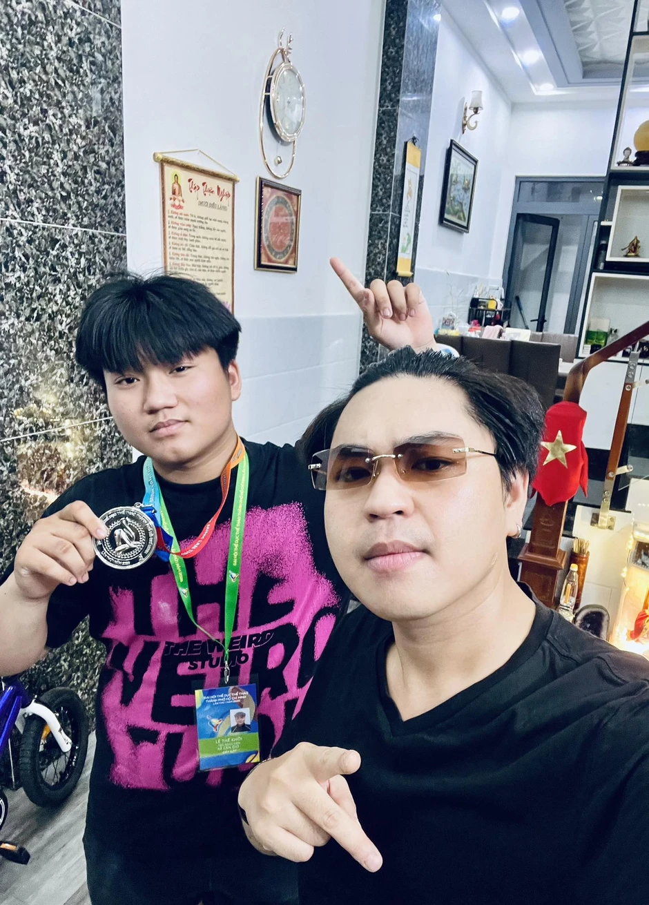 Nam ca sĩ Việt nhắn nhủ con trai riêng của vợ hơn 8 tuổi: “Ba luôn tự hào về con” Nam ca sĩ Việt nhắn nhủ con trai riêng của vợ hơn 8 tuổi: “Ba luôn tự hào về con”