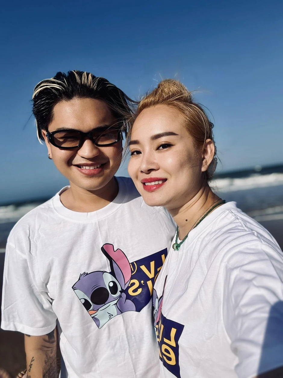 Nam ca sĩ Việt nhắn nhủ con trai riêng của vợ hơn 8 tuổi: “Ba luôn tự hào về con” Nam ca sĩ Việt nhắn nhủ con trai riêng của vợ hơn 8 tuổi: “Ba luôn tự hào về con”