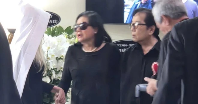 Nam danh ca 81 tuổi lảo đảo vì bay 20 tiếng sang Mỹ, vội tới nhà tang lễ làm 1 việc