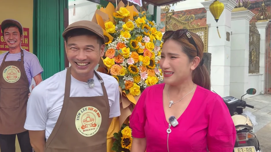 Nam diễn viên bỏ TP.HCM về quê với vợ kém 26 tuổi, giờ mở hẳn nhà hàng Nam diễn viên bỏ TP.HCM về quê với vợ kém 26 tuổi, giờ mở hẳn nhà hàng