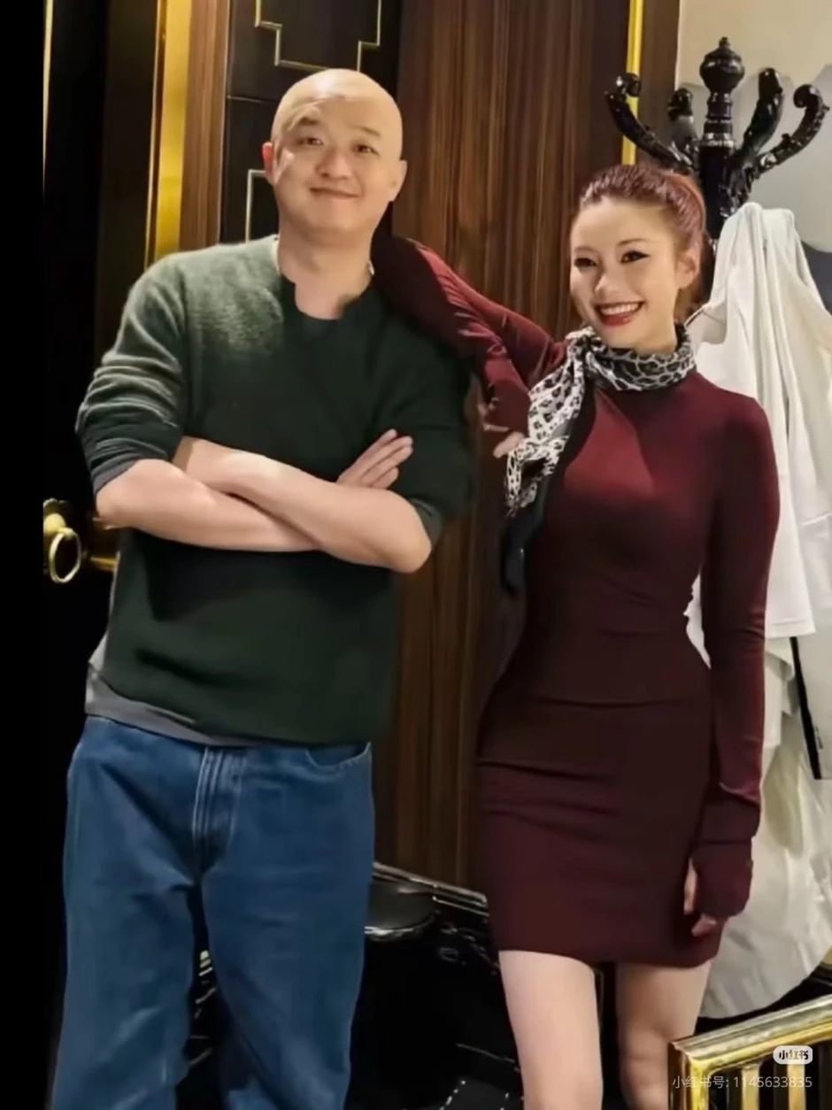 Nam diễn viên hài đang dừng hoạt động vì scandal bất ngờ lộ diện, thái độ thất thần cúi gằm mặt gây chú ý Nam diễn viên hài đang dừng hoạt động vì scandal bất ngờ lộ diện, thái độ thất thần cúi gằm mặt gây chú ý