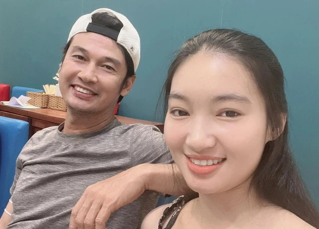 Nam diễn viên U60 sang Mỹ: "Đi Mỹ tươi cười vậy chứ lòng cũng buồn" Nam diễn viên U60 sang Mỹ: "Đi Mỹ tươi cười vậy chứ lòng cũng buồn"