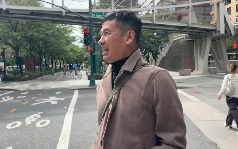 Nam diễn viên U60 sang Mỹ: "Đi Mỹ tươi cười vậy chứ lòng cũng buồn" Nam diễn viên U60 sang Mỹ: "Đi Mỹ tươi cười vậy chứ lòng cũng buồn"
