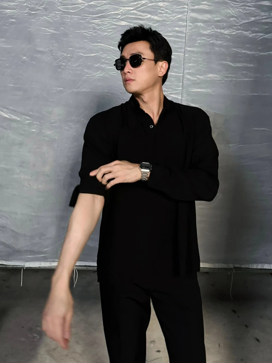 Nam diễn viên Việt từng làm phụ hồ nay đi bán mì, mở chuỗi cửa hàng khắp Việt Nam Nam diễn viên Việt từng làm phụ hồ nay đi bán mì, mở chuỗi cửa hàng khắp Việt Nam
