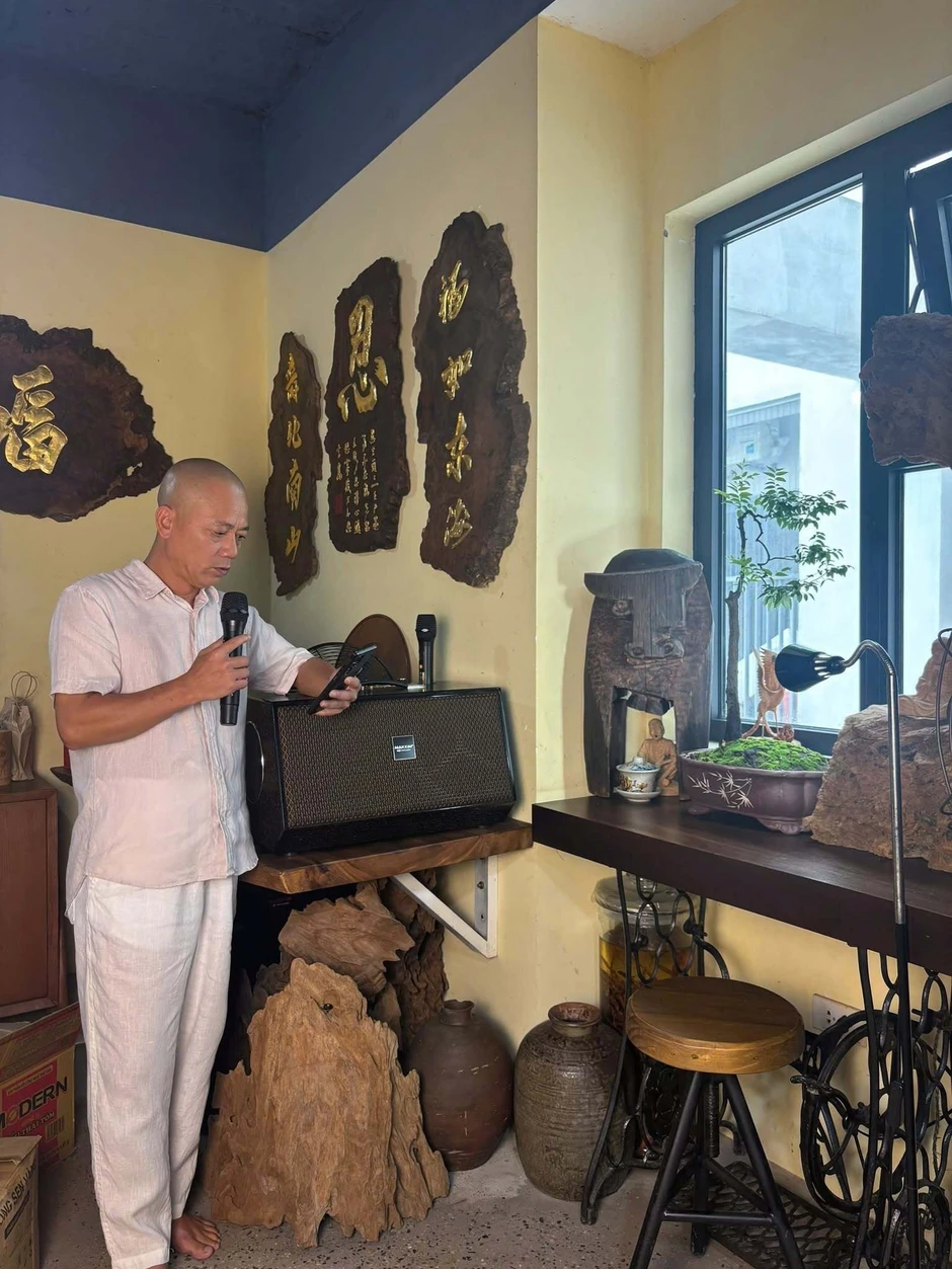 Nam nghệ sĩ đình đám bán loa đài ở đường Kim Giang, Hà Nội Nam nghệ sĩ đình đám bán loa đài ở đường Kim Giang, Hà Nội