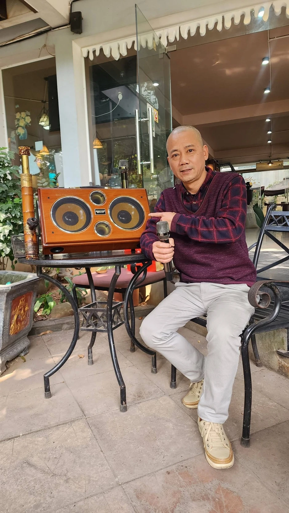 Nam nghệ sĩ đình đám bán loa đài ở đường Kim Giang, Hà Nội Nam nghệ sĩ đình đám bán loa đài ở đường Kim Giang, Hà Nội
