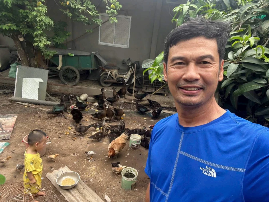 Nam nghệ sĩ đình đám bỏ TP.HCM, về quê ở cùng vợ kém 26 tuổi trong nhà cấp bốn 35m2 vẫn hạnh phúc Nam nghệ sĩ đình đám bỏ TP.HCM, về quê ở cùng vợ kém 26 tuổi trong nhà cấp bốn 35m2 vẫn hạnh phúc
