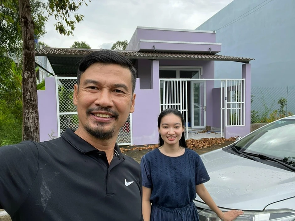 Nam nghệ sĩ đình đám bỏ TP.HCM, về quê ở cùng vợ kém 26 tuổi trong nhà cấp bốn 35m2 vẫn hạnh phúc Nam nghệ sĩ đình đám bỏ TP.HCM, về quê ở cùng vợ kém 26 tuổi trong nhà cấp bốn 35m2 vẫn hạnh phúc