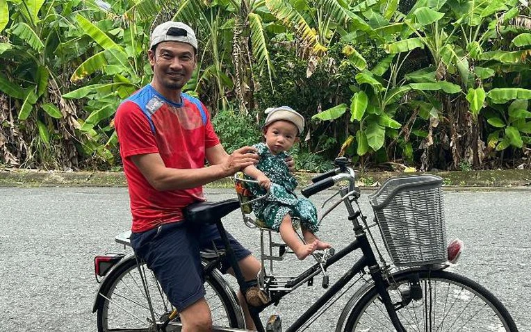 Nam nghệ sĩ đình đám bỏ TP.HCM, về quê ở cùng vợ kém 26 tuổi trong nhà cấp bốn 35m2 vẫn hạnh phúc Nam nghệ sĩ đình đám bỏ TP.HCM, về quê ở cùng vợ kém 26 tuổi trong nhà cấp bốn 35m2 vẫn hạnh phúc