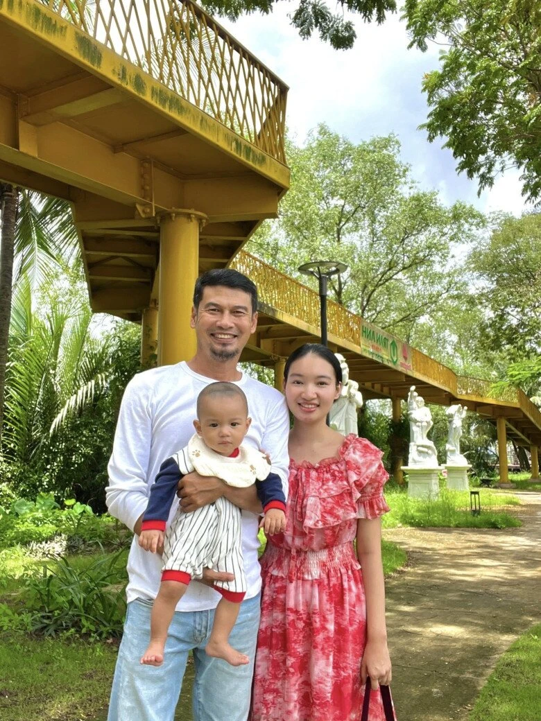 Nam nghệ sĩ đình đám bỏ TP.HCM, về quê ở cùng vợ kém 26 tuổi trong nhà cấp bốn 35m2 vẫn hạnh phúc Nam nghệ sĩ đình đám bỏ TP.HCM, về quê ở cùng vợ kém 26 tuổi trong nhà cấp bốn 35m2 vẫn hạnh phúc