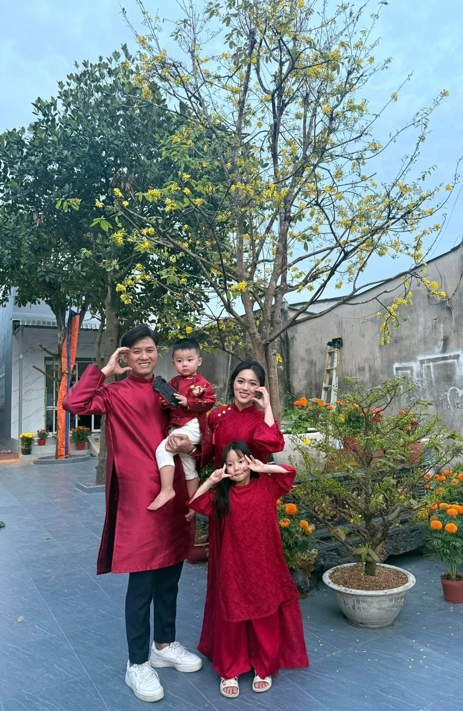 Nam nghệ sĩ đình đám đi bán sushi ở đường số 7, phường An Lạc, TP.HCM Nam nghệ sĩ đình đám đi bán sushi ở đường số 7, phường An Lạc, TP.HCM