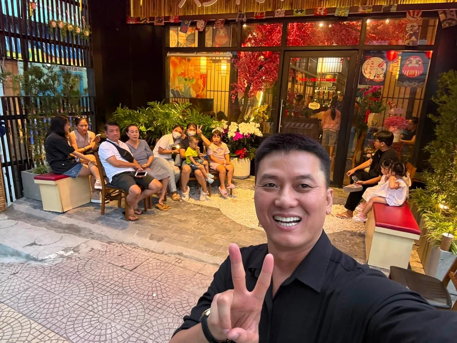 Nam nghệ sĩ đình đám đi bán sushi ở đường số 7, phường An Lạc, TP.HCM Nam nghệ sĩ đình đám đi bán sushi ở đường số 7, phường An Lạc, TP.HCM