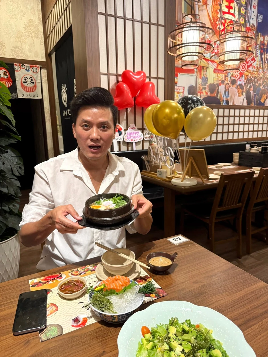 Nam nghệ sĩ đình đám đi bán sushi ở đường số 7, phường An Lạc, TP.HCM Nam nghệ sĩ đình đám đi bán sushi ở đường số 7, phường An Lạc, TP.HCM
