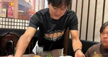 Nam nghệ sĩ đình đám đi bán sushi ở đường số 7, phường An Lạc, TP.HCM