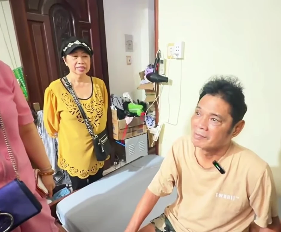 Nam nghệ sĩ miền Nam phải đi làm shipper, giờ bệnh nặng ngồi xe lăn Nam nghệ sĩ miền Nam phải đi làm shipper, giờ bệnh nặng ngồi xe lăn