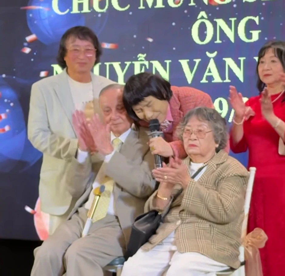 Nam NSND 76 tuổi bật khóc, gục xuống trước cha mẹ U100 Nam NSND 76 tuổi bật khóc, gục xuống trước cha mẹ U100